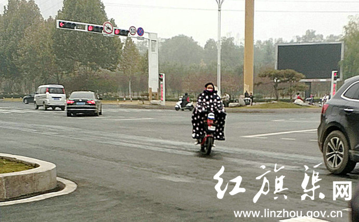 11月15日13:54,红旗渠大道长安路口,一骑电动车女子违章走快车道转弯